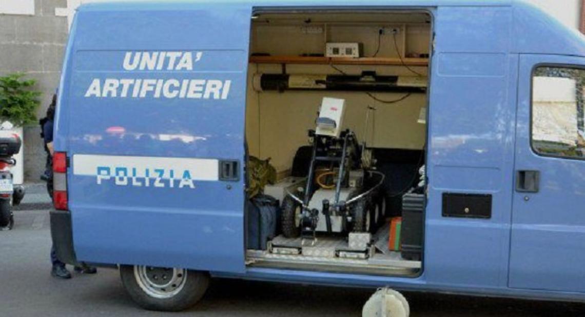 Valigia sospetta in piazza Municipio, arrivano gli artificieri