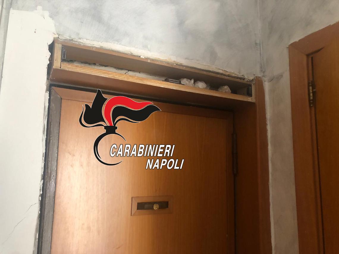 Scampia, la droga nascosta nel telaio di una porta: arrestato