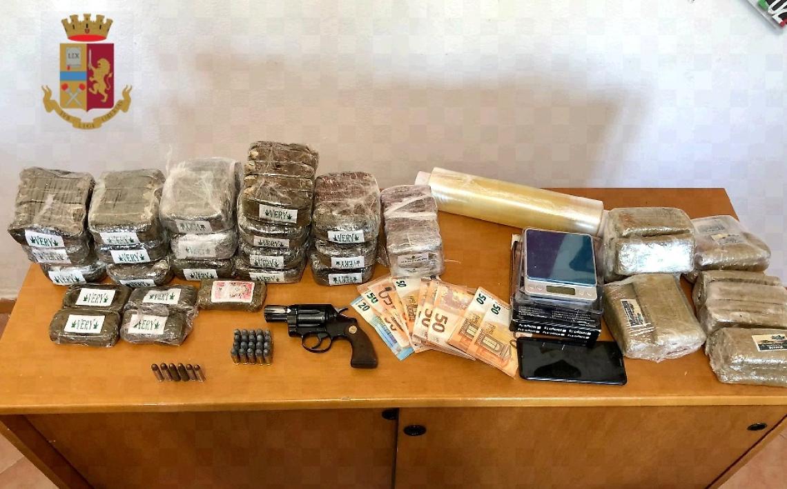 San Giovanni a Teduccio, sorpreso con armi e droga in casa