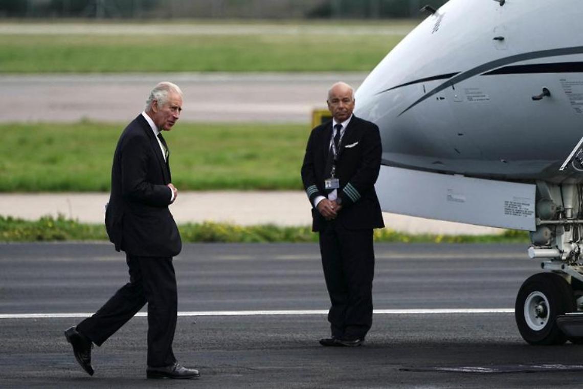 Re Carlo a Buckingham Palace, la folla lo acclama