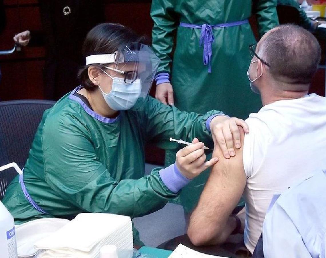 Covid, l'allarme dei medici napoletani: «Non è scomparso, vaccinare i fragili»