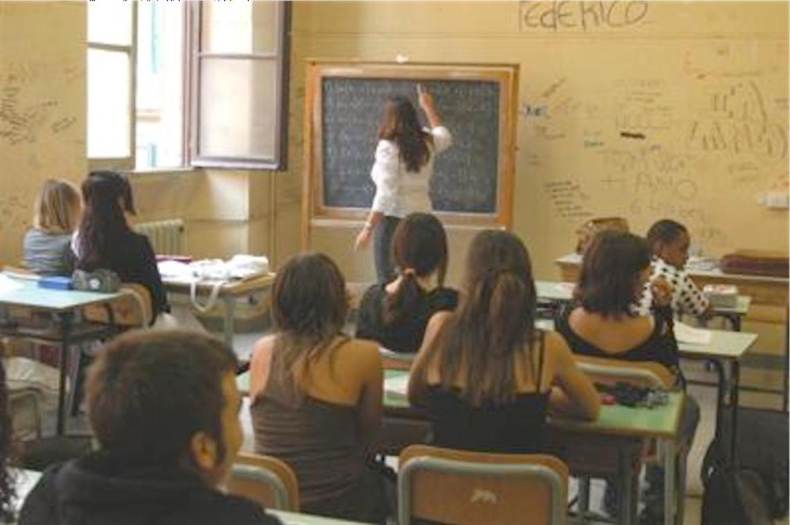 Cadono calcinacci dal tetto della scuola: feriti alunno e maestra