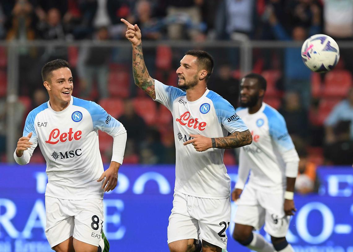 Napoli, il festival del gol fa tappa anche a Cremona. Azzurri primi in solitaria
