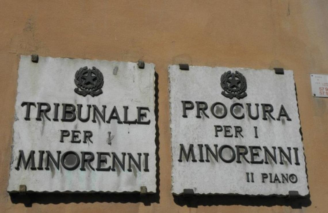 Squillo di telefono a ragazzina, raid a colpi di pistola