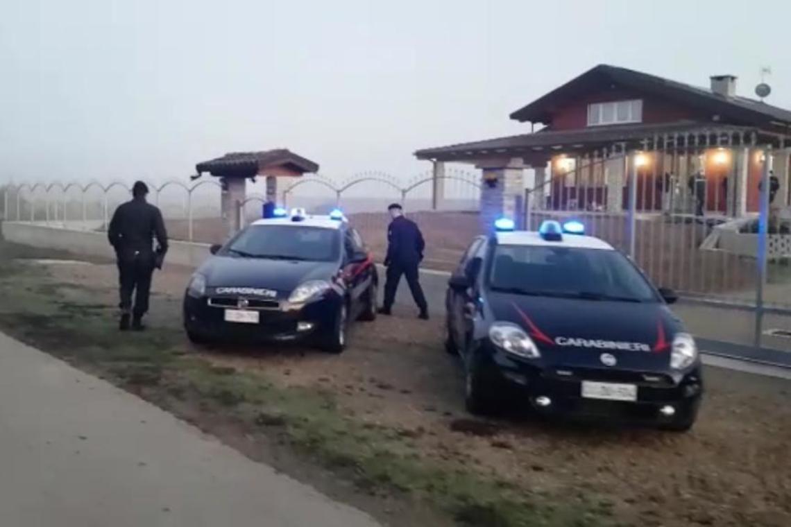 Torino, spara a moglie e figli poi si uccide