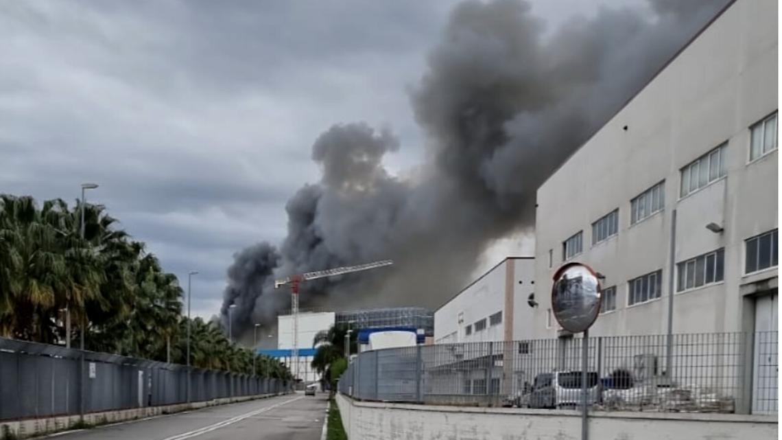 Incendio nell'area industriale Aversa nord, i sindaci: non uscite