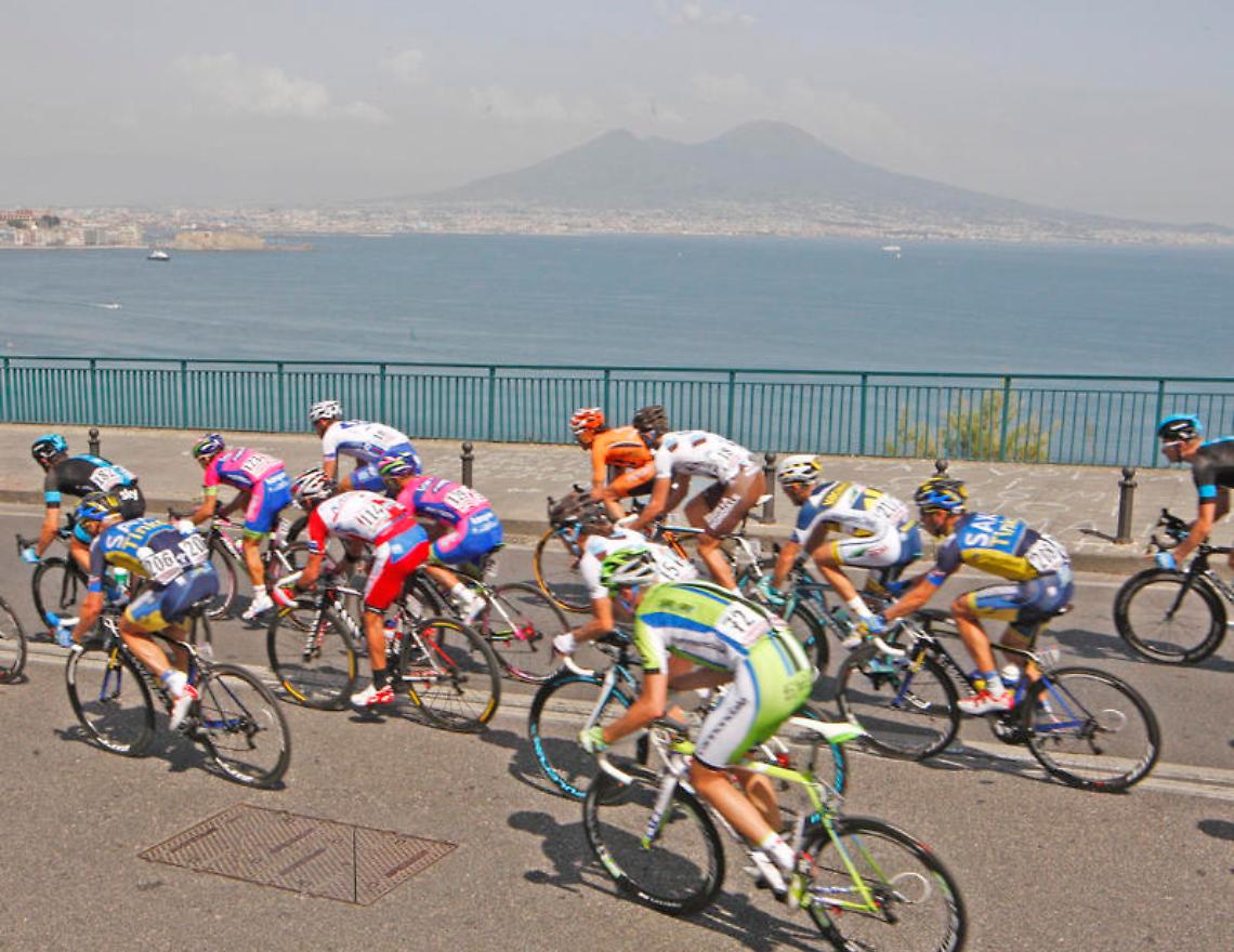 Torna a Napoli il Giro, una vera festa di popolo