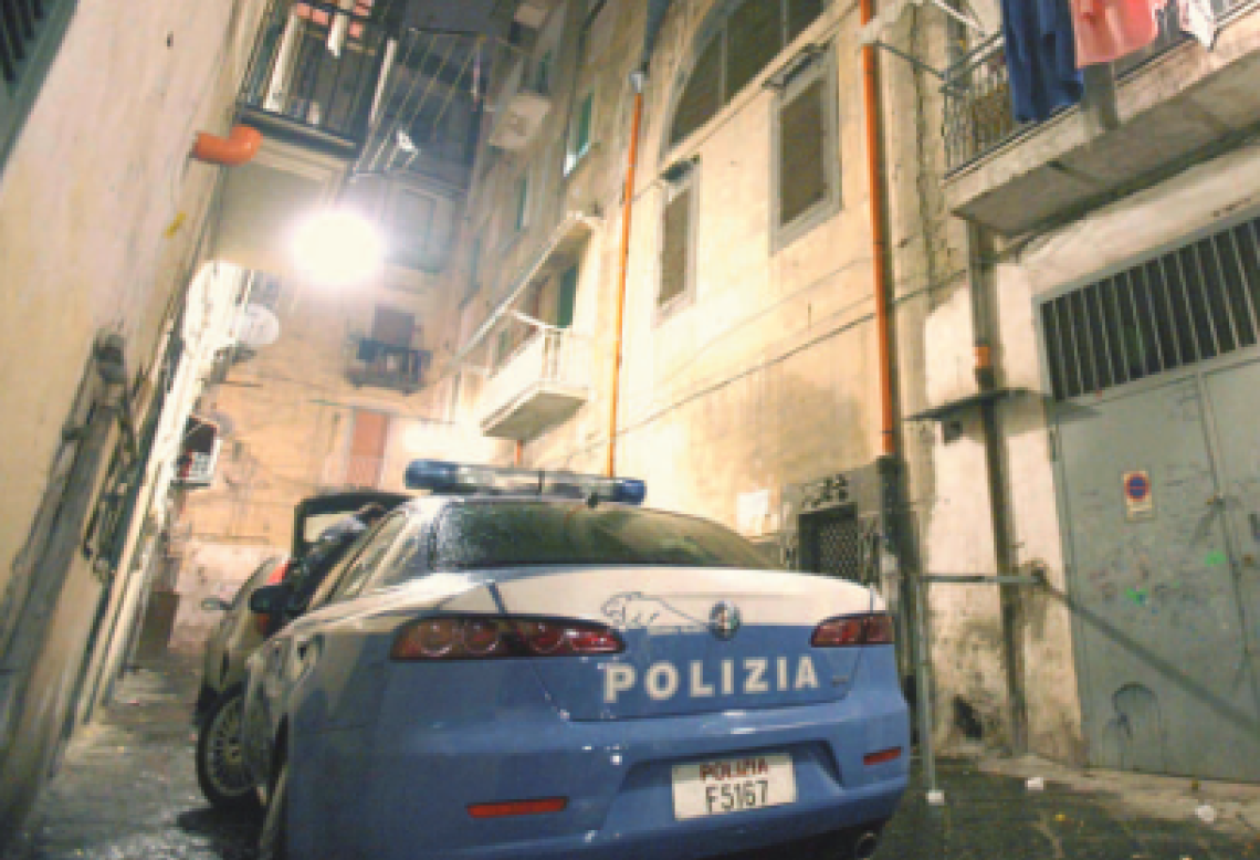 Tra i vicoli è faida a oltranza: un agguato e due pistolettate