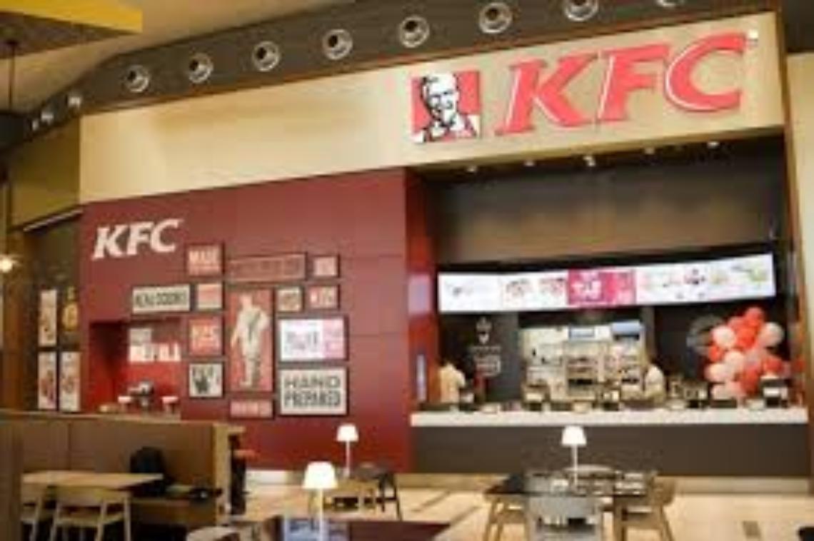 Rapina al Kfc, banditi spuntati da una botola