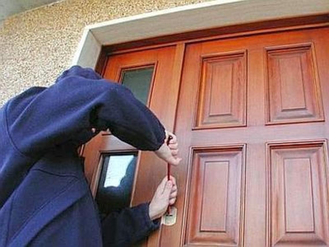 Melito, tentano furto in casa: presi. Aggredito il comandante dei carabinieri