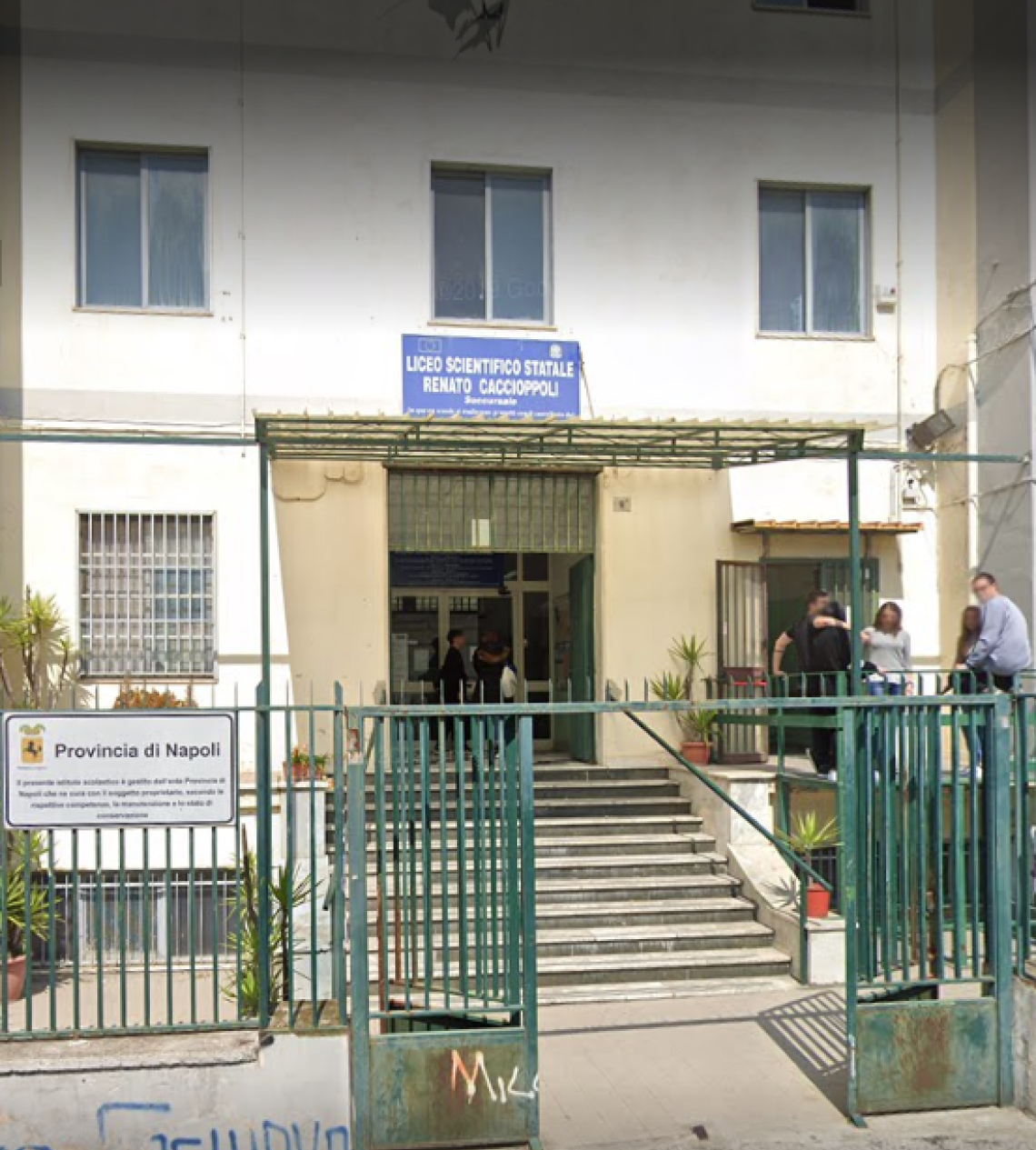 Raid al liceo Caccioppoli, distrutti vetri e lavagne Lim