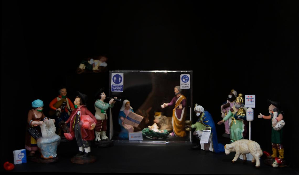 Napoli, sul presepe pastori con mascherina e disinfettante