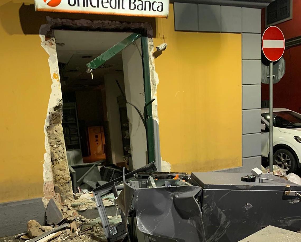Casalnuovo, sradicano Atm con argano: caccia a gang