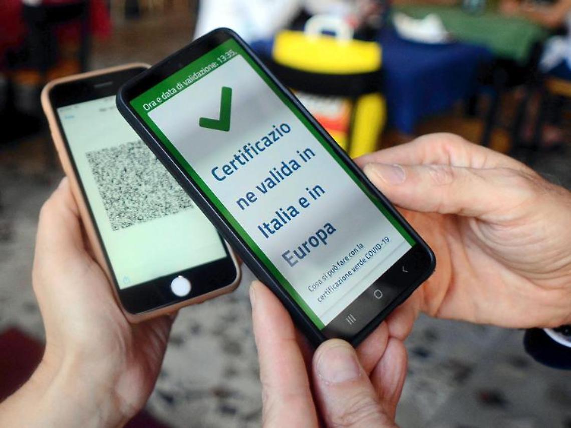 Pozzuoli, mostra Green pass del fratello al Porto: denunciato