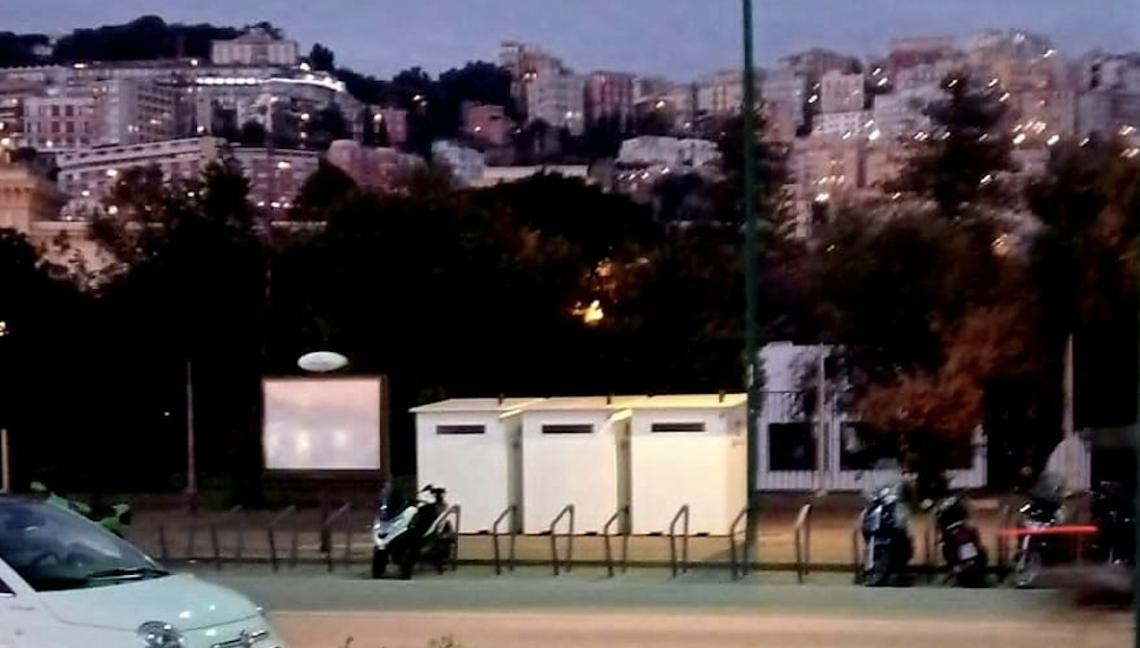 Boom di turisti a Napoli, infopoint e bagni pubblici per l'accoglienza 