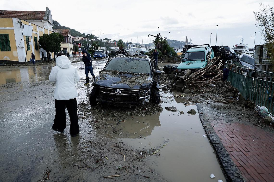 Alluvione di Ischia, «rabbia per quelle bare bianche, servono risorse»