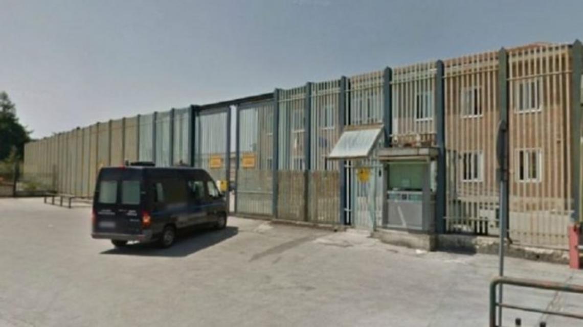 Favorirono l'aggressione di un detenuto: arrestati tre agenti