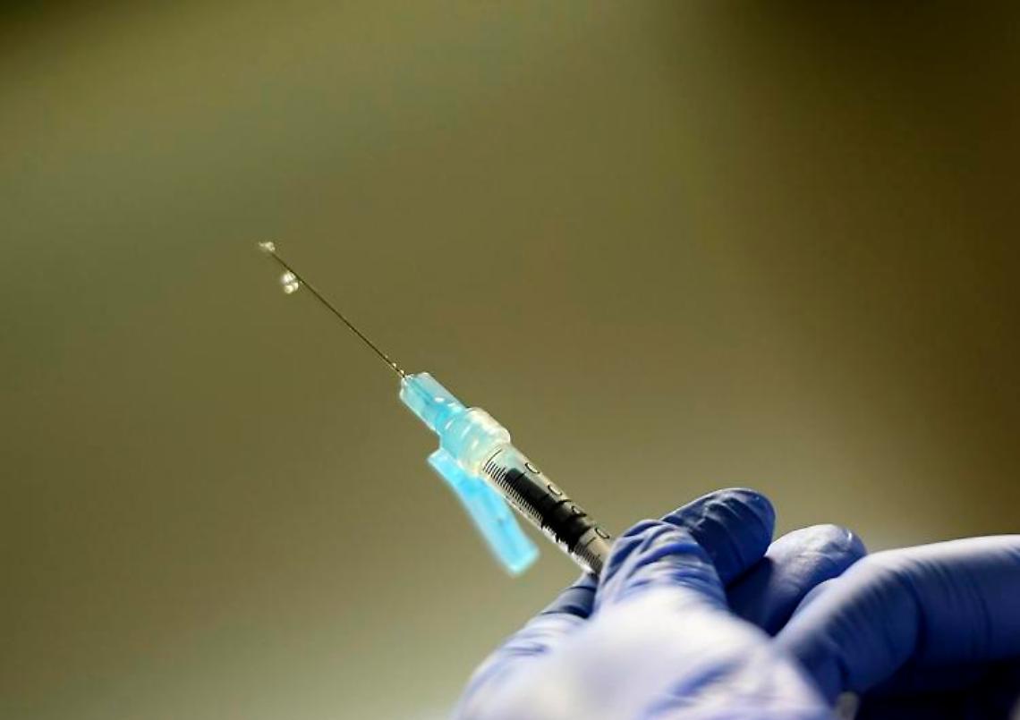 Covid Italia, “spallata" del virus. I medici: «Vaccinatevi prima di Natale»