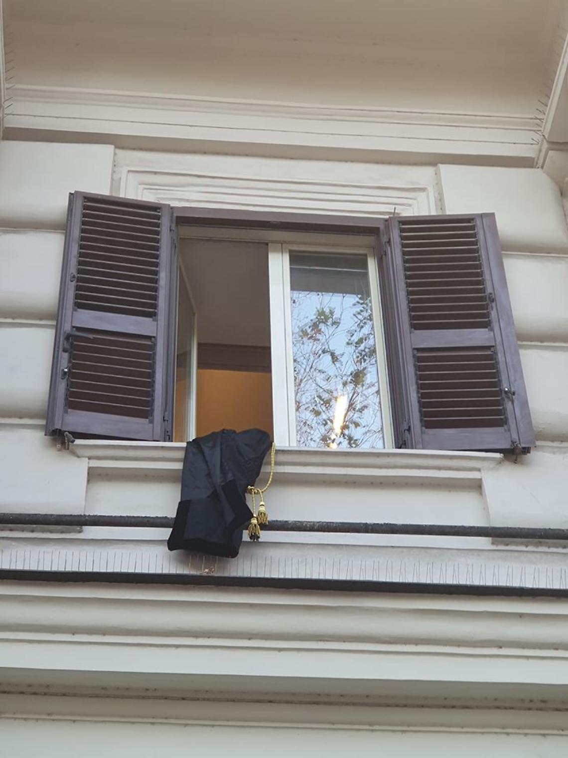 Napoli, toghe alla finestra contro il «suicidio dell'avvocatura»
