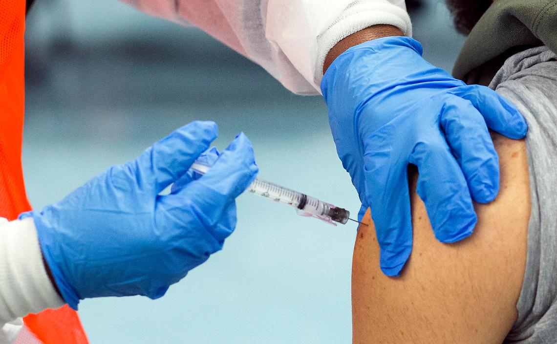 Variante Omicron, Pfizer: «Vaccino pronto a marzo»