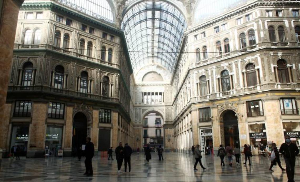Galleria Umberto I, ok a cancelli e pavimentazione