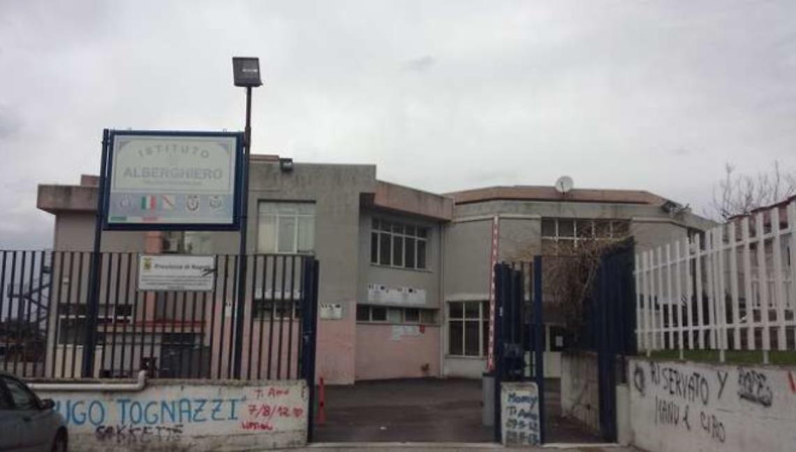 Cosparsero creolina a scuola, denunciati cinque studenti