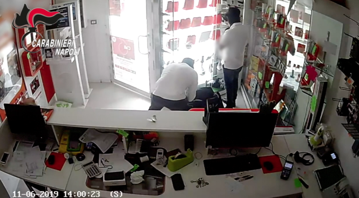 Quarto, rubarono 70 smartphone in un negozio: due arresti