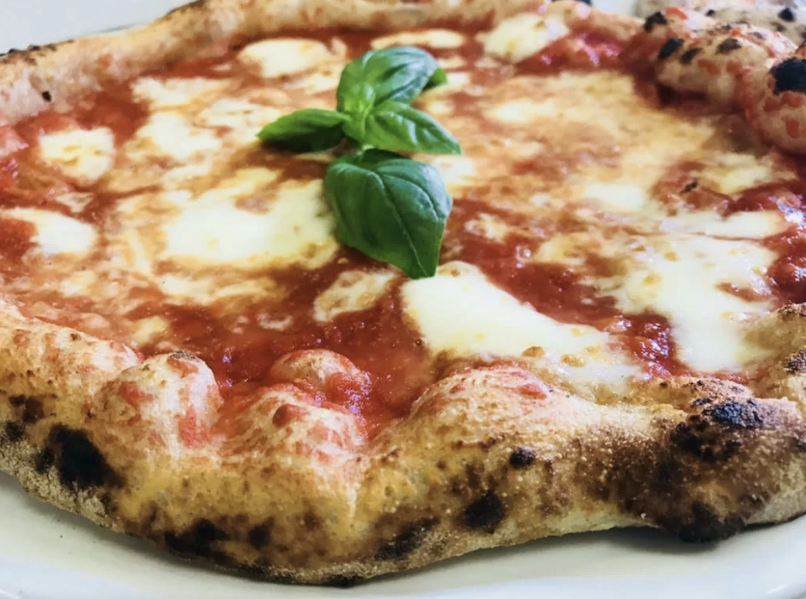Chicago si autoproclama capitale della pizza, Napoli insorge