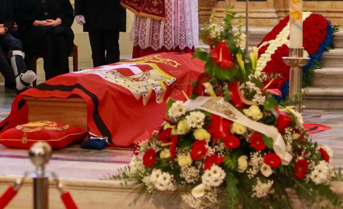 Funerali di Vittorio Emanuele, il feretro in Duomo accompagnato dal figlio