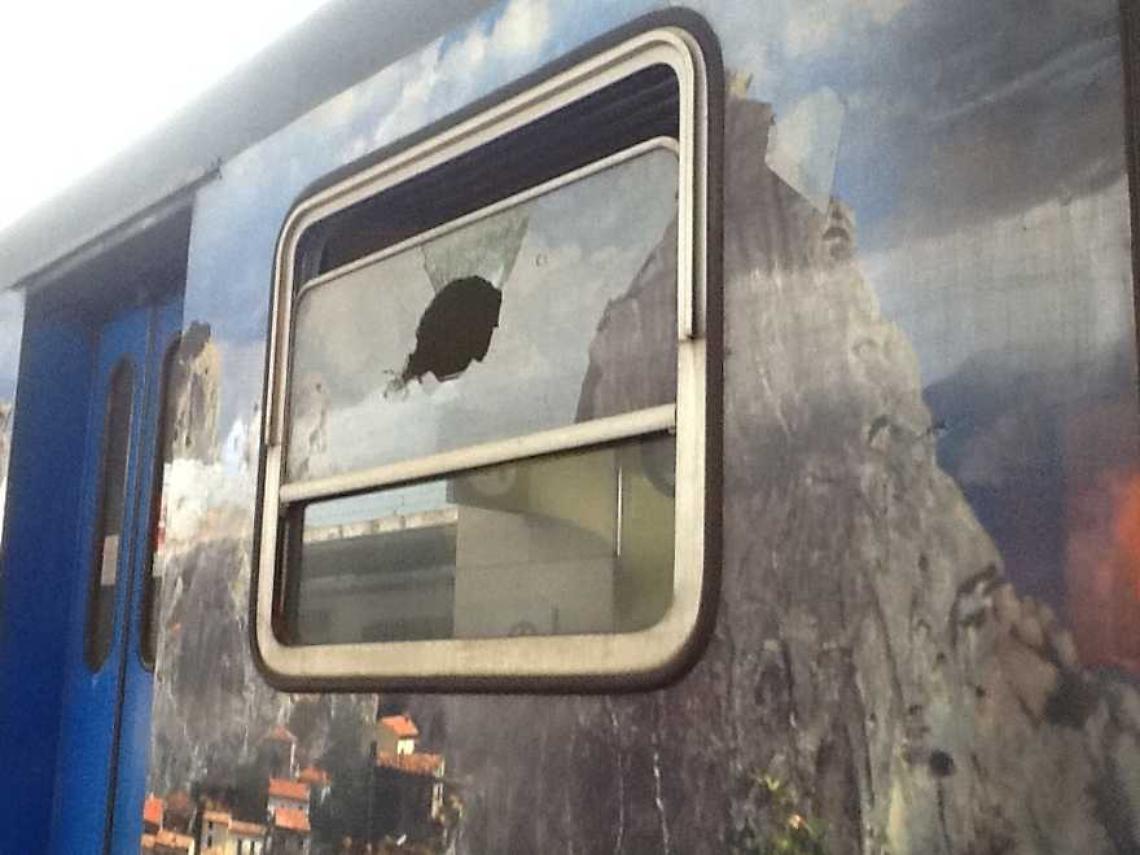 Lancia sasso contro un treno, denunciato un 17enne