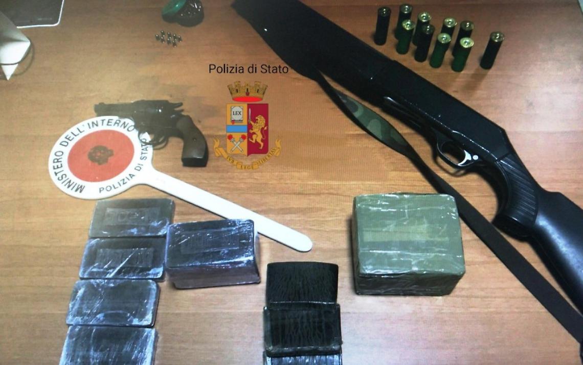 Droga e armi a via Argine, due arresti