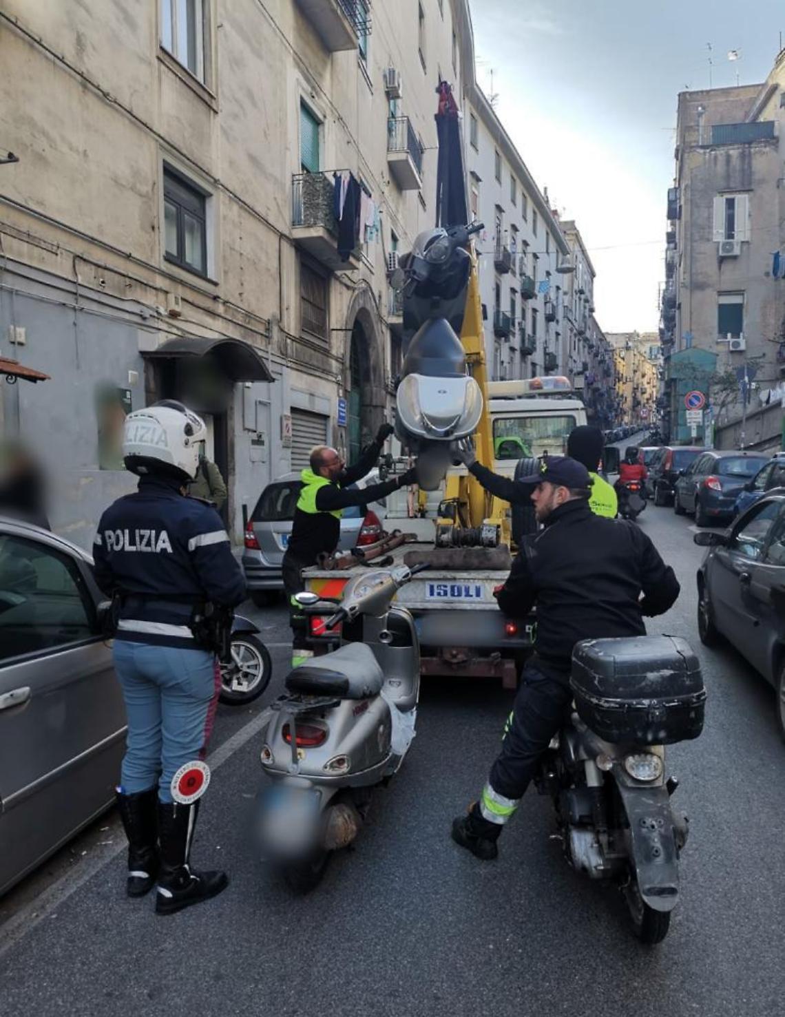 Controlli a Materdei, rimosse 21 auto e moto abbandonate
