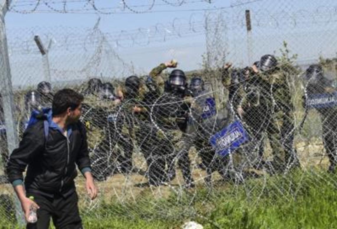 Idomeni, scontri alla frontiera: lacrimogeni sui migranti
