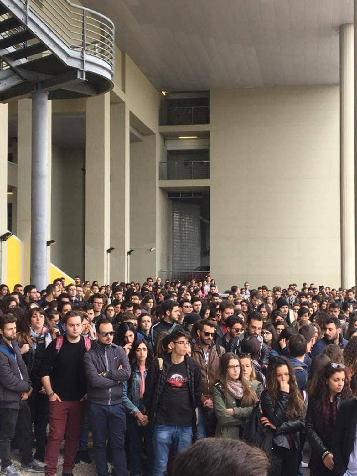 La Federico II si ferma per la studentessa suicida