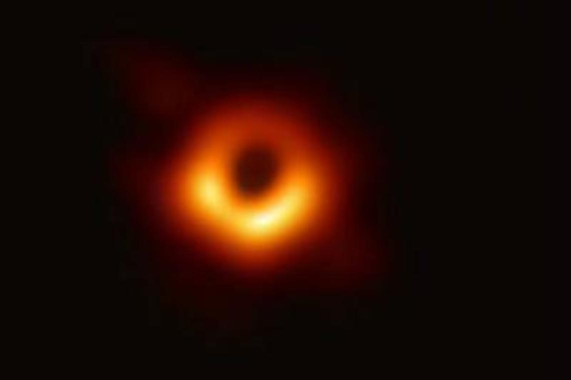 Lo scatto del secolo, la foto di un buco nero