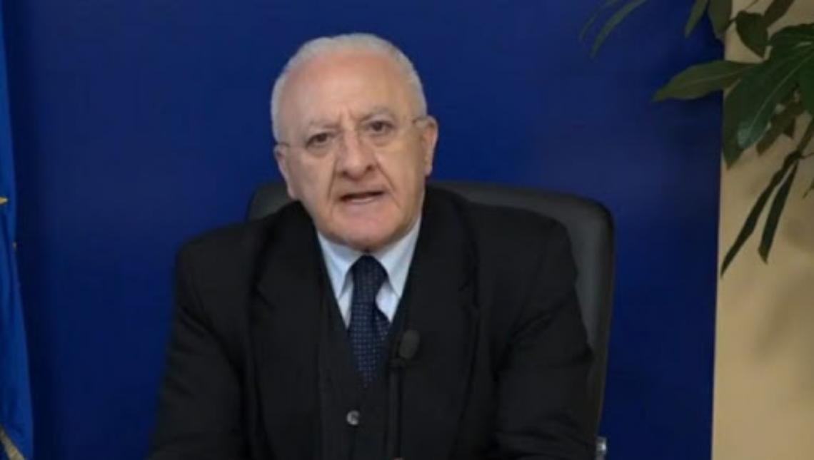 De Luca: produrremo mascherine e ci sar&agrave; l'obbligo di uso