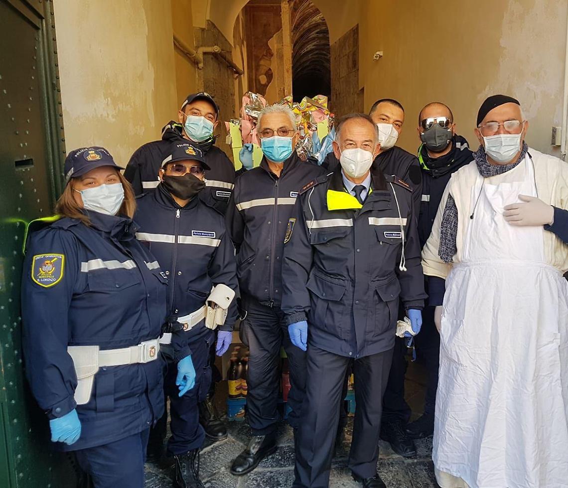 Grande cuore della Polizia Municipale: consegnati pacchi regalo alla Caritas