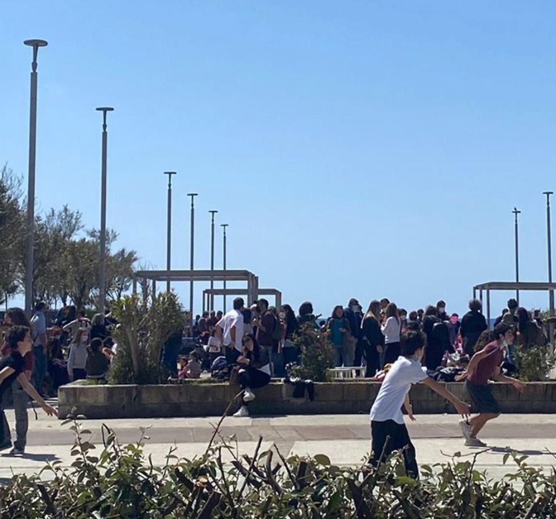 Napoli zona rossa, folla sul Lungomare e a Bagnoli