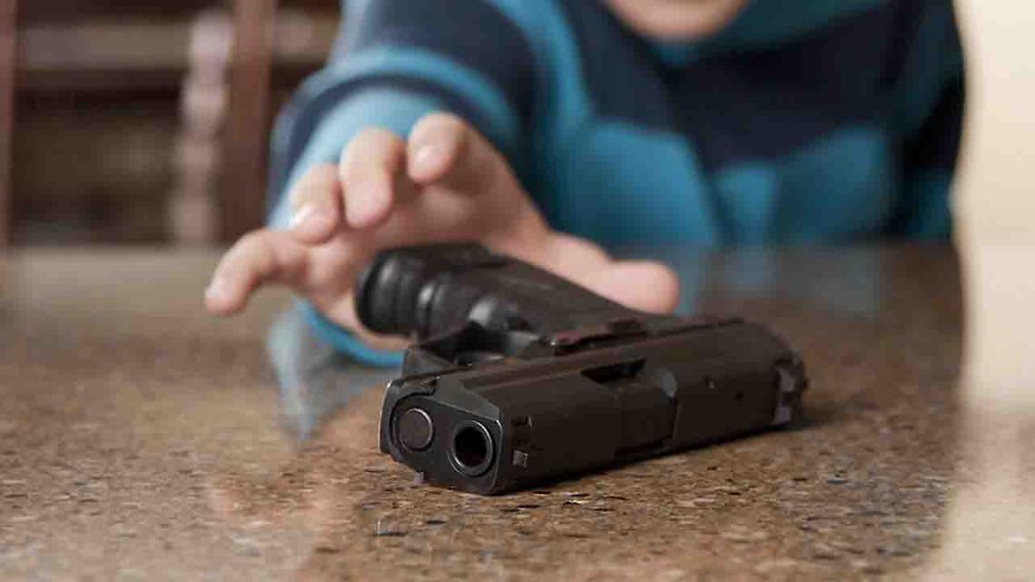 Bimbo di tre anni trova una pistola in casa e uccide il fratellino di 8 mesi