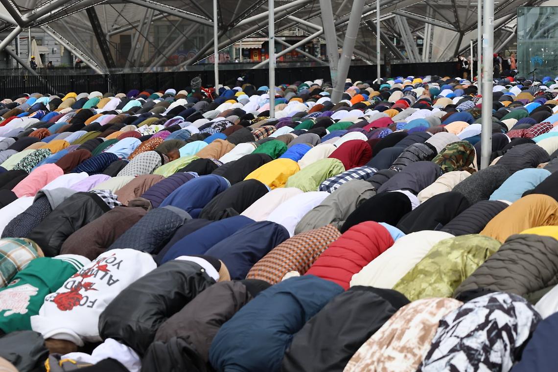 In centinaia a piazza Garibaldi per la fine del Ramadan