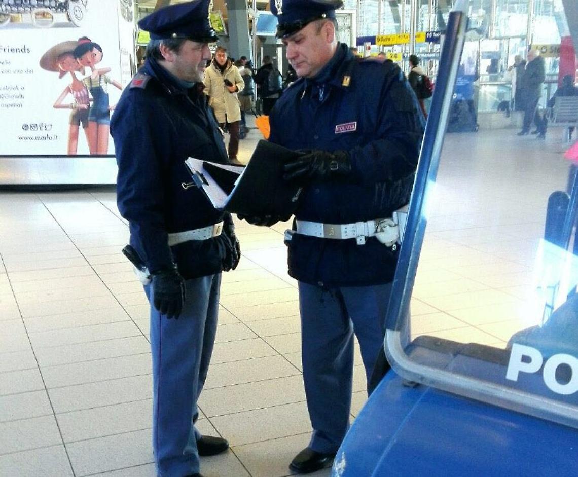 Palpeggia un bimbo nei bagni della Stazione, denunciato un 49enne