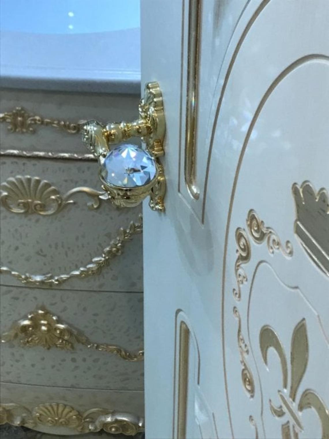 Gomorra style al Parco Verde, oro e swaroski nella casa del ras