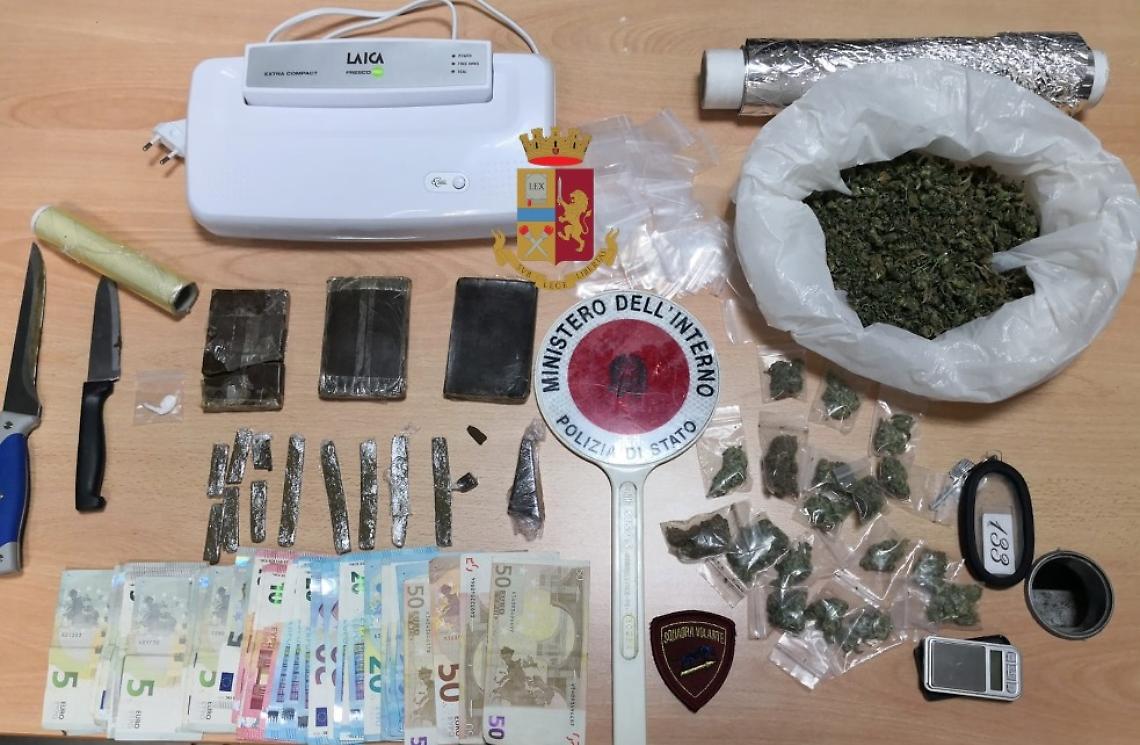 Fuorigrotta, poliziotti liberi dal servizio arrestano due giovani per droga