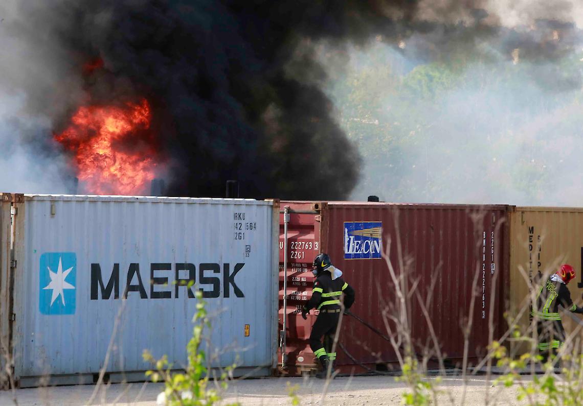 In fiamme un container a Gianturco