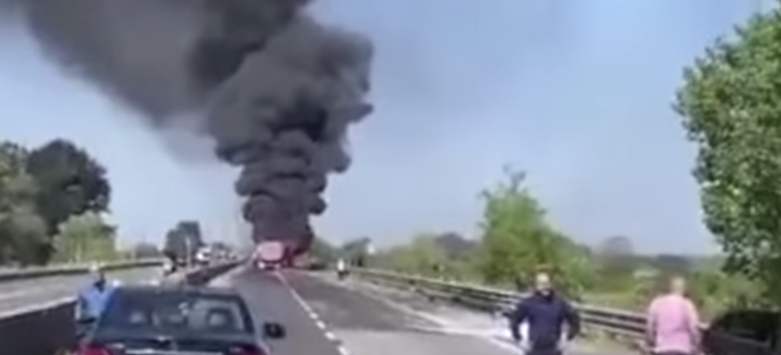 Inferno di fuoco sulla Statale, un morto e due feriti