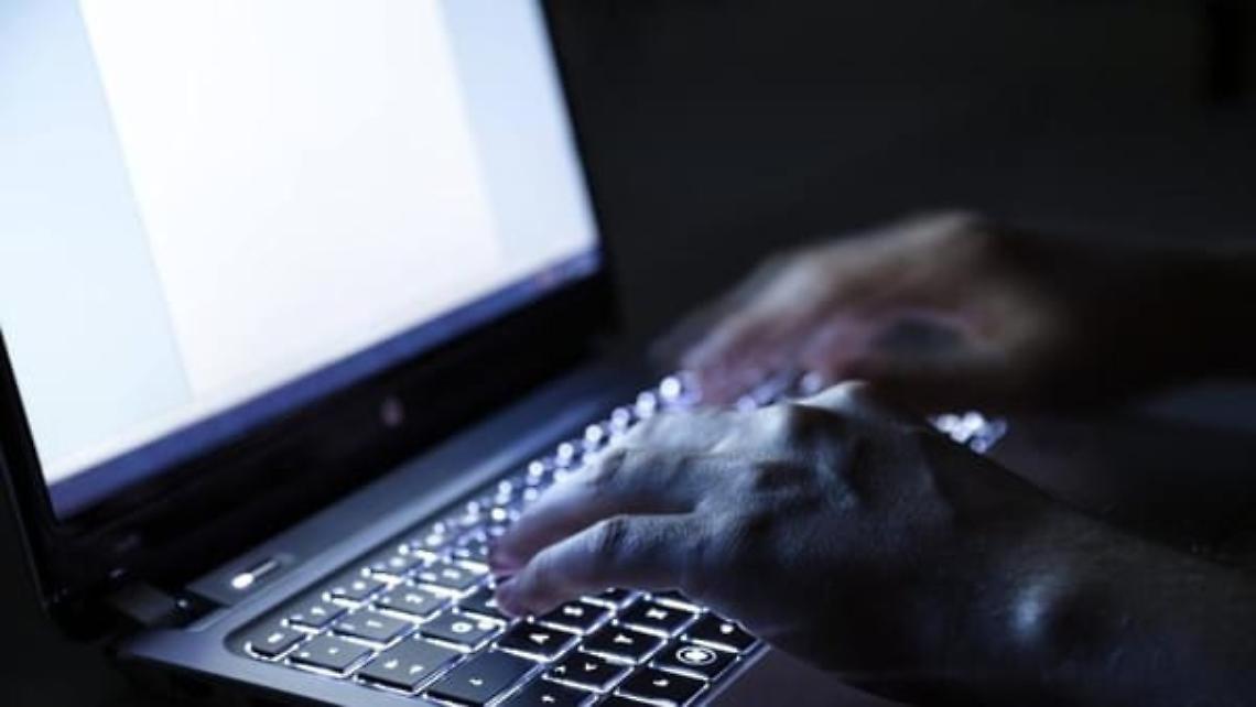 Adesca giovane online e poi lo rapina, finisce nei guai