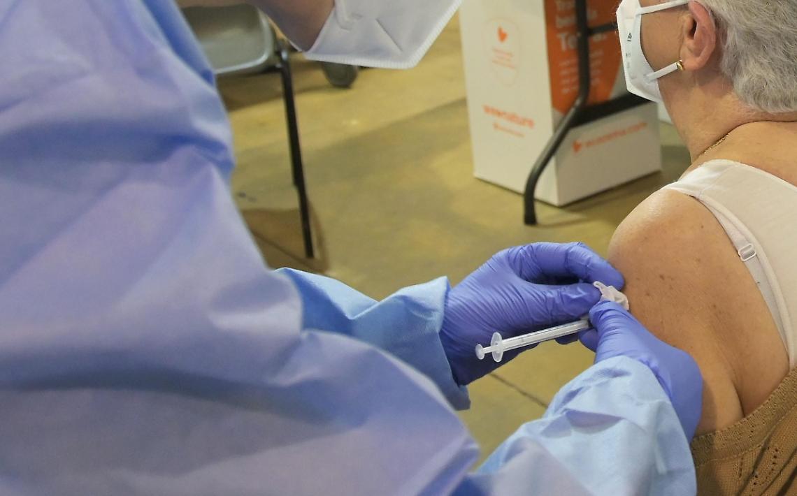 Vaccini, caccia agli 80enni