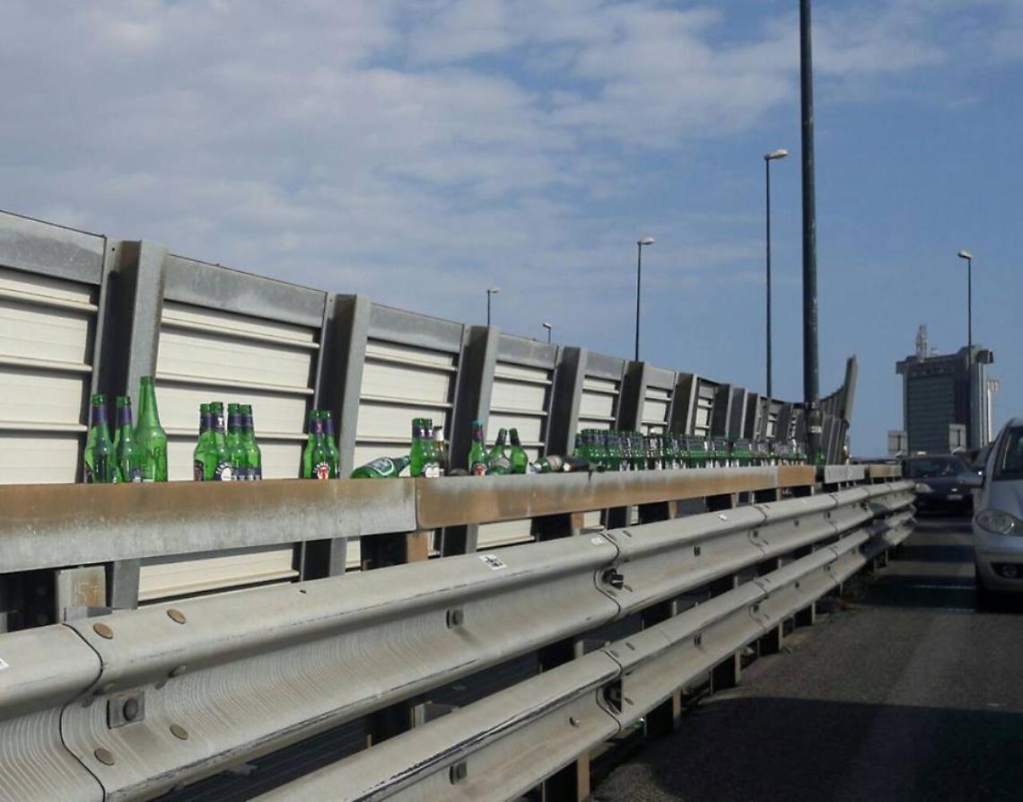 Bottiglie di vetro contro le auto, &ldquo;gioco" choc a Napoli