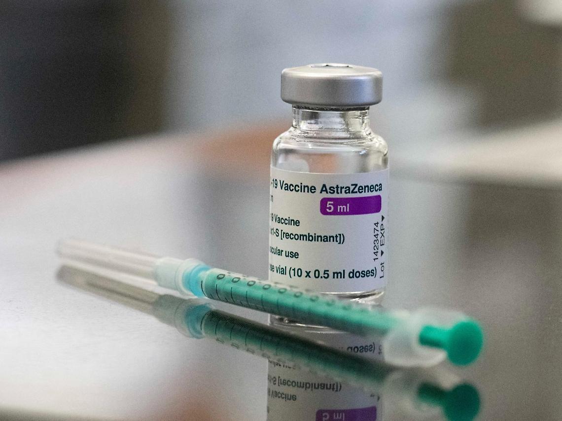 Vaccino AstraZeneca verso lo stop a giovani e donne: il parere degli esperti