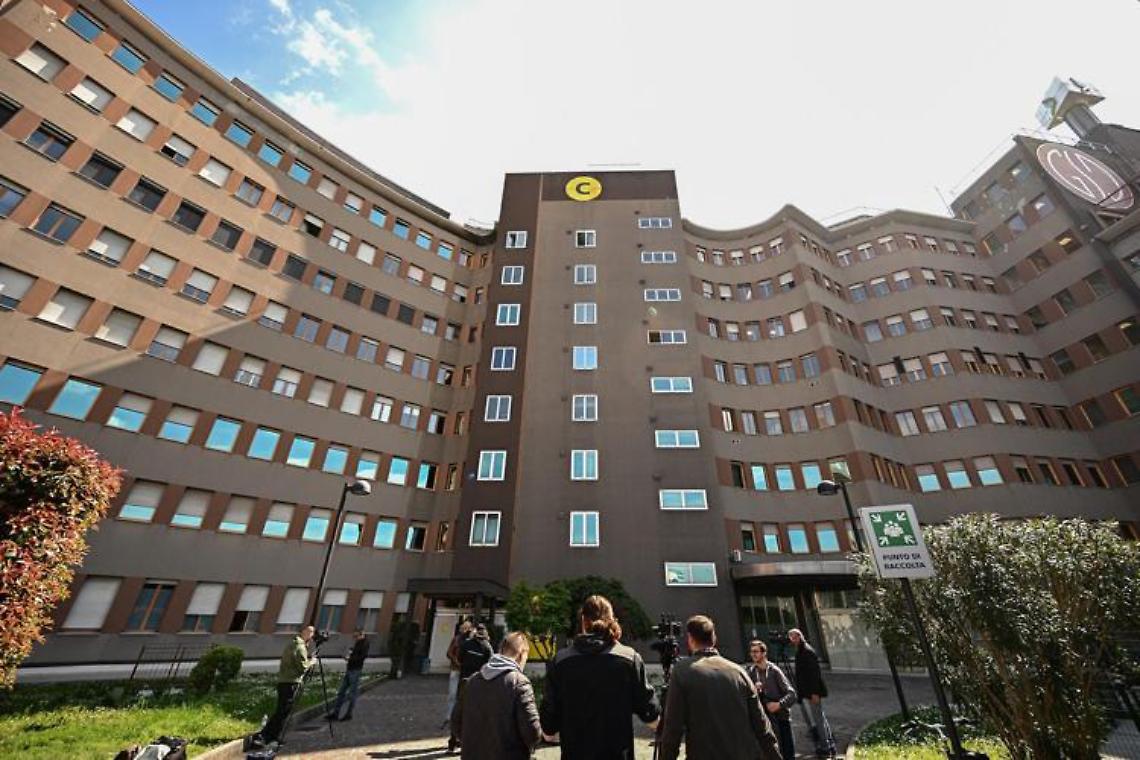 Berlusconi ricoverato in reparto ordinario, notte tranquilla al San Raffaele